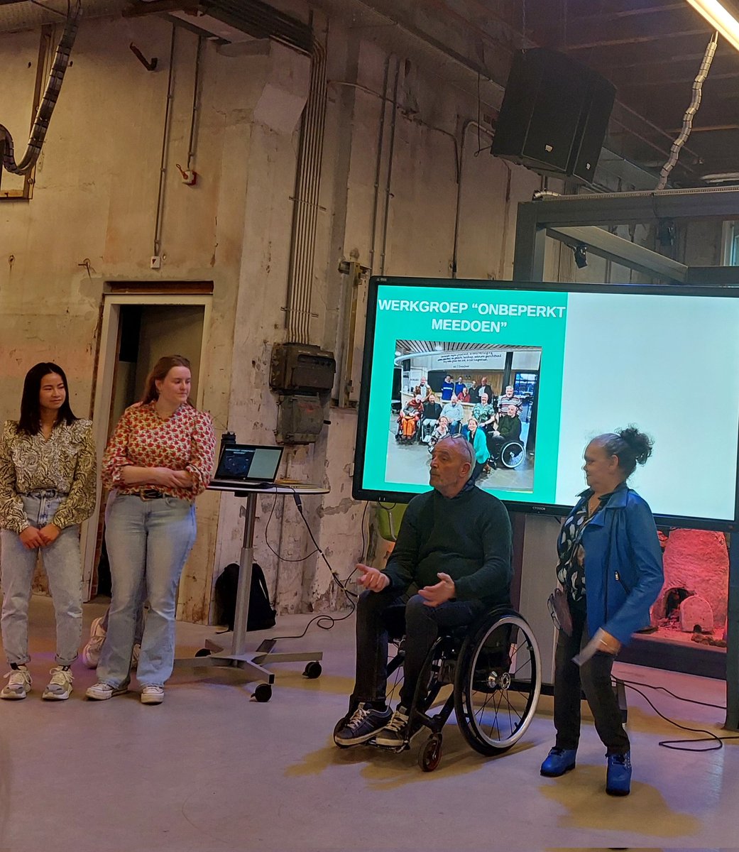 Saxion studenten presenteren hun onderzoeksresultaten over toegankelijkheid en inclusie in het toerisme.
Info door werkgroep Onbeperkt meedoen,Rudy en Betty Pieperiet en Otwin van Dijk .
 Bert van Zijlveld van De Heikamp Verrast en Rudi van de Esschert die de BikeBoat presenteert