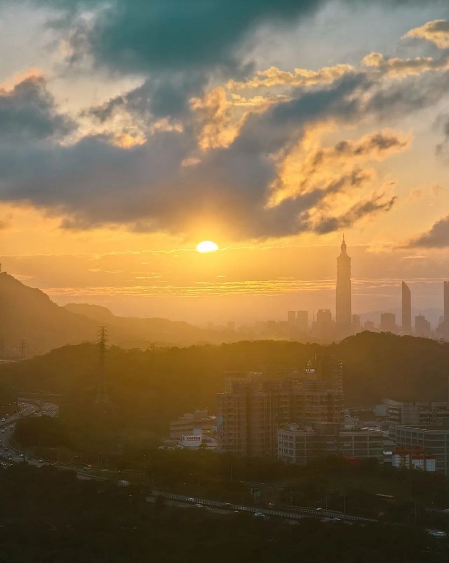 Meet me where the sky touches the sea.🩵