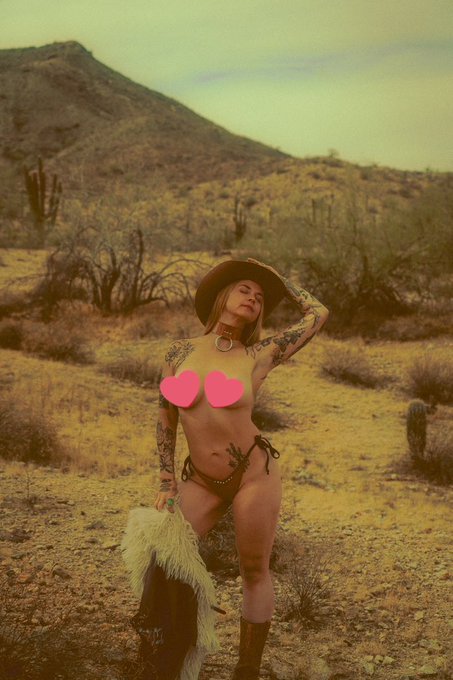 Online for you come chat with me  https://t.co/xfu4Je2fXb  30% off next 100 subs 😍 Skype , customs and