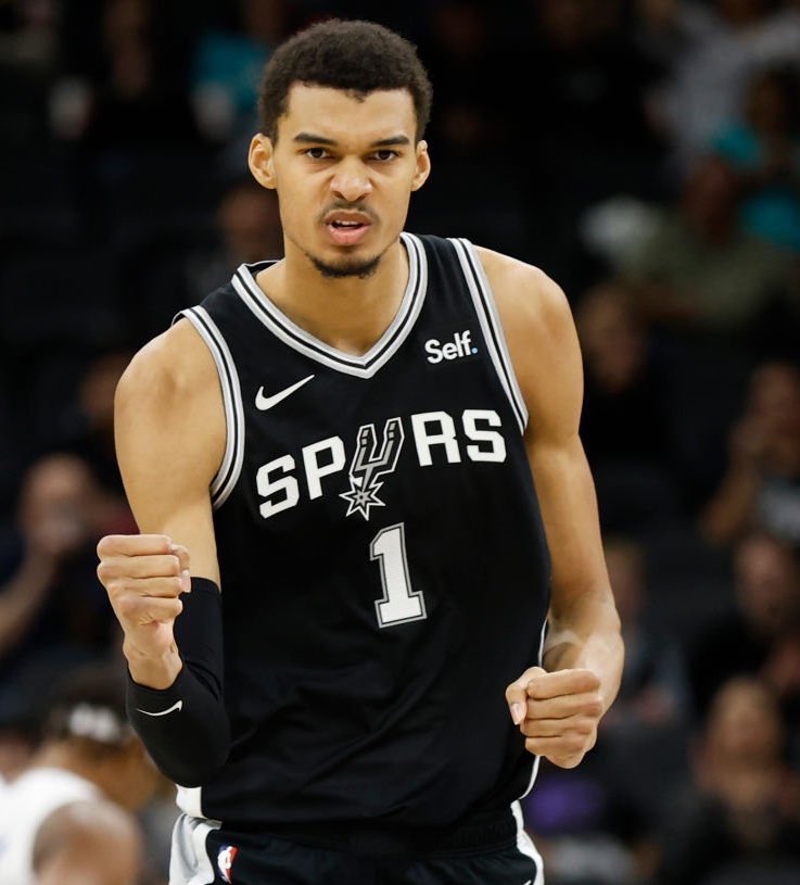 TheDunkCentral's tweet photo. Wemby over his last 10 games: 

21 PTS - 8 REB - 6 BLK
22 PTS - 11 REB - 3 BLK
23 PTS - 10 REB - 2 BLK
23 PTS - 12 REB - 2 BLK
24 PTS - 12 REB - 4 BLK
33 PTS - 7 REB - 2 BLK
24 PTS - 8 REB - 6 BLK
27 PTS - 5 REB - 1 BLK
26 PTS - 13 REB - 5 BLK
26 PTS - 11 REB - 2 BLK https://t.co/CH9livRTAR