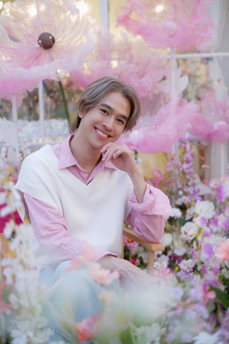 TripleclickTH's tweet photo. “ฟลุ้ค- ณธัช” หวานกรุบ!!! เนรมิตคาเฟ่ ธีม Garden of Love รับวาเลนไทน์ ด้วยดอกไม้จากแฟนคลับ

อ่านเพิ่มเติม📍https://t.co/ajbzd09hMK

#เจ้าแก้มก้อน #Fluke_Natouch #TheLittleWhiteHouseCafe https://t.co/QxkUPa3pR9