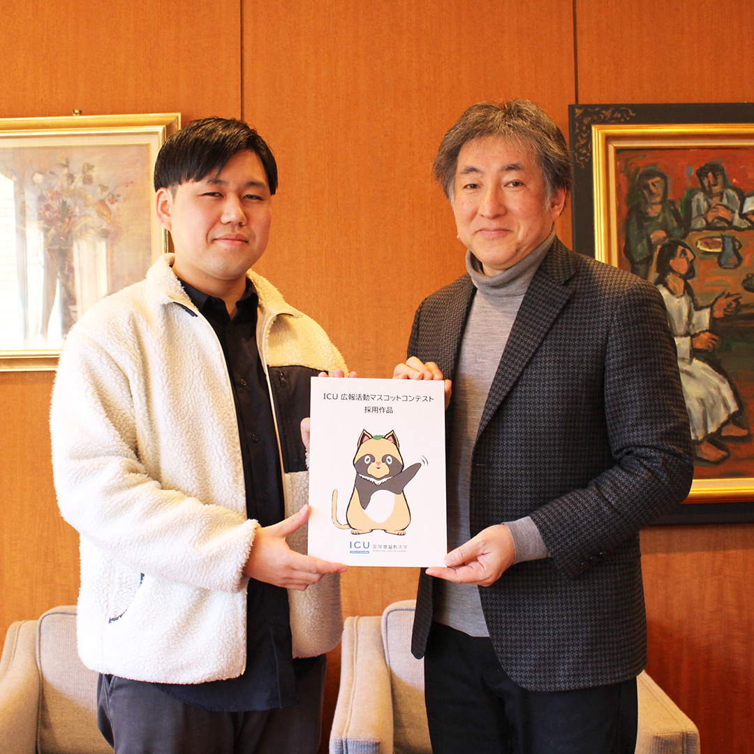 ICU_JP's tweet photo. ICUマスコットが「はちろう」に決定！

2023年秋、ICU献学70周年記念としてマスコットコンテストが行われ、本学4年生の三井裕太郎さんの作品 「はちろう」がICUマスコットとして選ばれました。

詳細はウェブサイトをご覧ください。
https://t.co/KIK3iY6tIO https://t.co/f6ErRpBOhR