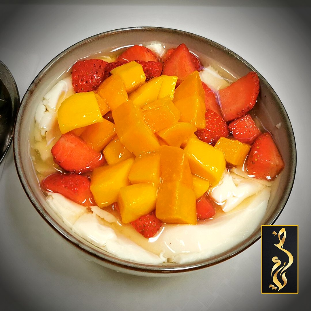 Adding to our new late night dessert addiction 🙈🙈 Strawberry and mango tofu dessert. Probably the healthiest and freshest dessert you can have😊 #tofu #strawberry #mango #dessert #RichmondBC #Vancouver #vancity #YVR #britishcolumbia #vegan