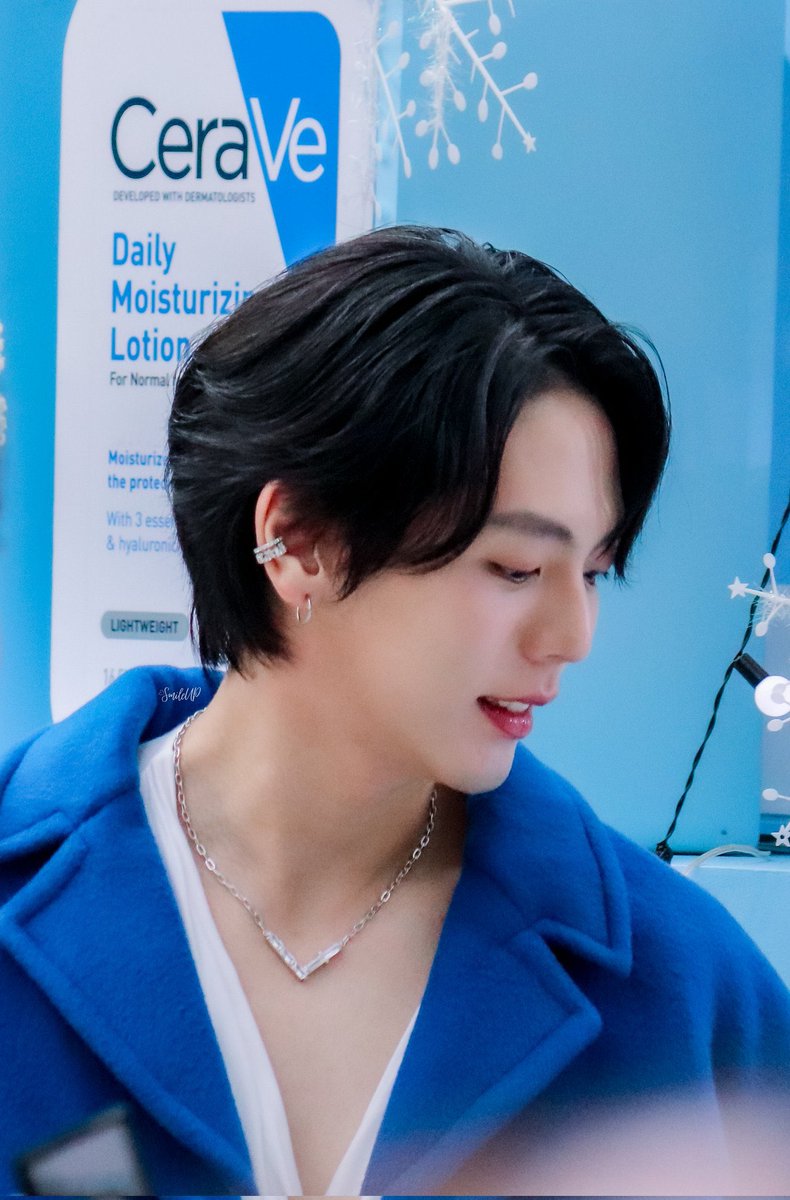 Jittrakarnbrand's tweet photo. #numberx9th &amp; #uppoompat 
wear @Jittrakarnbrand #cyberdreamnecklace 🖤💙

Style &amp; special thanks #brizzlechizzle @brizzle1984 

#เก้าอัพ #MassDigital https://t.co/wT59UrsGQS