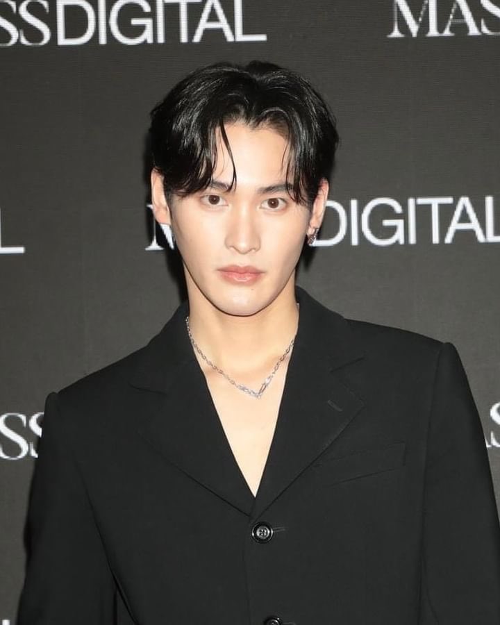 Jittrakarnbrand's tweet photo. #numberx9th &amp; #uppoompat 
wear @Jittrakarnbrand #cyberdreamnecklace 🖤💙

Style &amp; special thanks #brizzlechizzle @brizzle1984 

#เก้าอัพ #MassDigital https://t.co/wT59UrsGQS