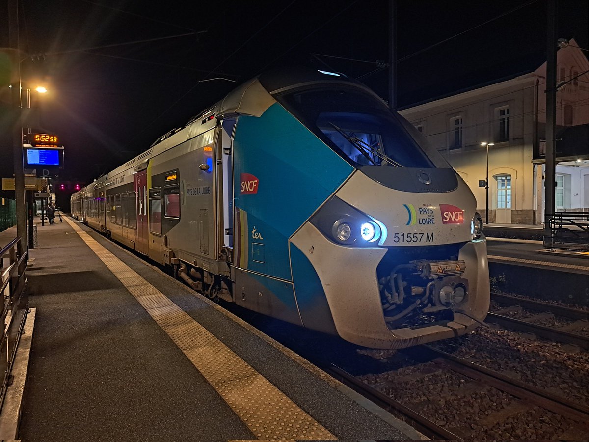 Le premier <a href="/TERPays2LaLoire/">TER Pays de la Loire</a> au départ de Savenay en direction de  Nantes est prêt au départ