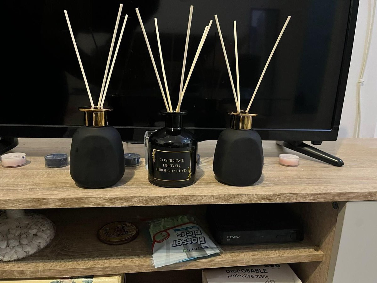 Jamani_Khanyi's tweet photo. Don’t say I didn’t plug you with @ML_scents products. They work magical and very affordable Nkosiyam.

Ever since I started using them my room is very clean and smells good 😌 #MLScentsPocketStainRemover .

Shop here: https://t.co/uou3tL5XDl https://t.co/lhZuyrtSWK