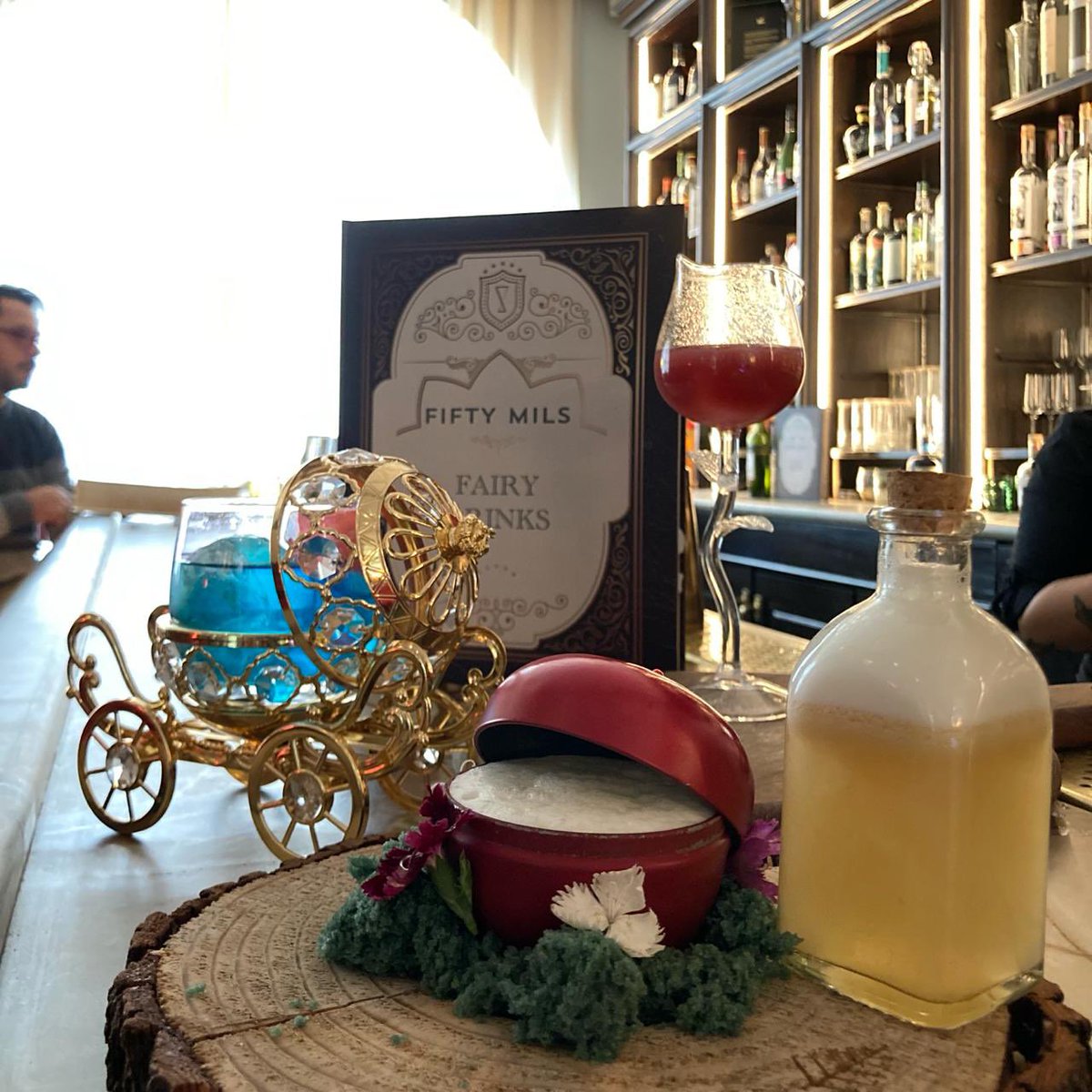 Este menú de temporada del  @fiftymils, uno de los mejores bares de la CDMX, está integrado por nueve cócteles inspirados en los cuentos de los Hermanos Grimm.
@fsmexico