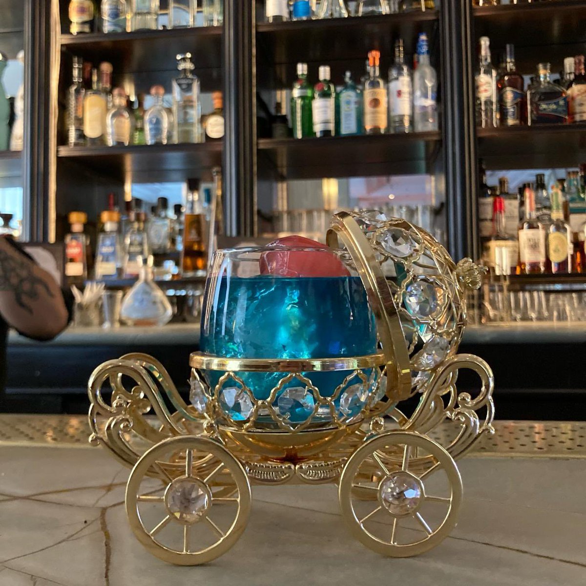 Entre los cócteles creados por el equipo de @fiftymils destacan Hansel y Gretel y Caperucita, dos tragos que en cada sorbo rememoran esos fantásticos cuentos. CH: 350 MXN 
@fsmexico