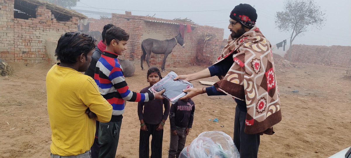 jansewangoindia's tweet photo. "हर तन को क���ड़ा अभियान"
आप सभी के सहयोग से ईंट भट्ठों पर कार्य करने वाले #जरूरतमंदों को आज बादली,झज्जर के आसपास #DC #DC1 #OM #SHIV आदि भट्ठे पर करीब #719बच्चे #पुरुष एवं #महिलाओं को #गर्म_कपड़े एवं अन्य जरूरत का सामान वितरण किया गया।

#socialwork #socialworker #ngo #charity https://t.co/XDNLQbeKzm