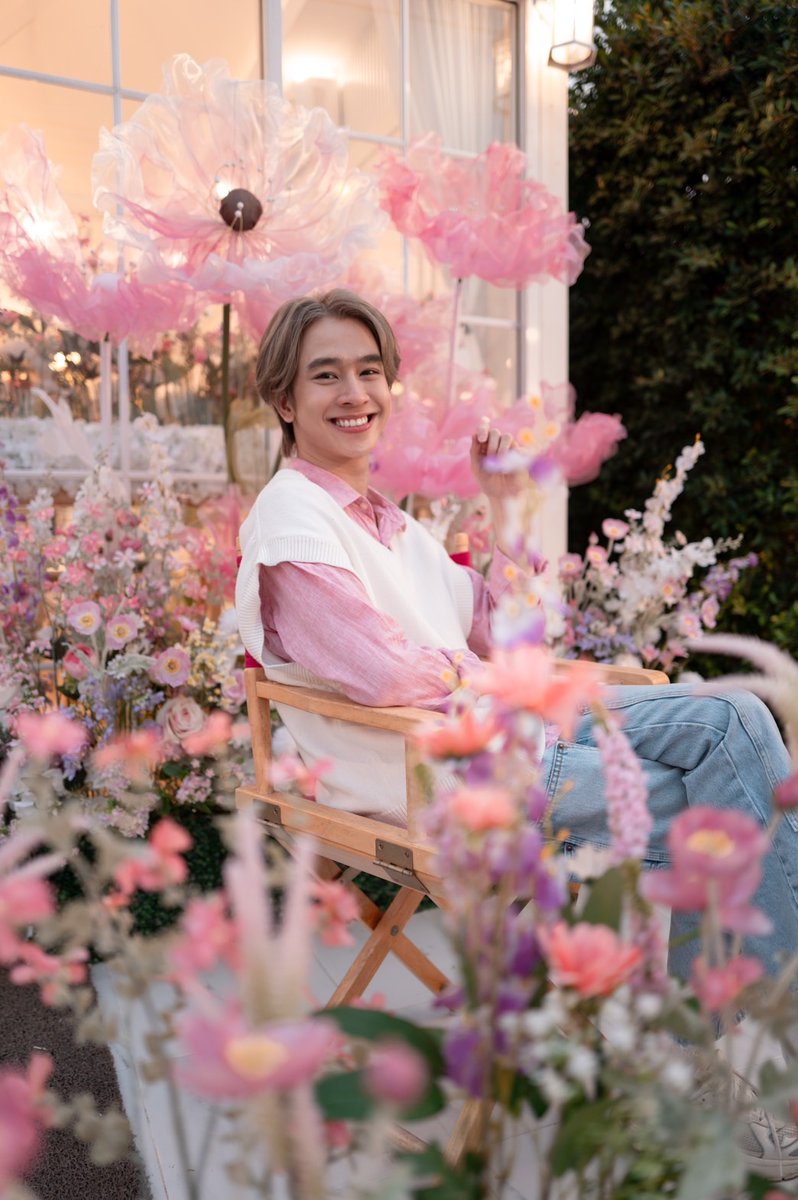 bunterngsociety's tweet photo. 📍 “ฟลุ้ค- ณธัช” หวานกรุบ!!! เนรมิตคาเฟ่ ธีม Garden of Love รับวาเลนไทน์ ด้วยดอกไม้จากแฟนคลับ 💓

อ่านต่อhttps://t.co/ZgGqSVepQH

#เจ้าแก้มก้อน #fluke_natouch https://t.co/aRP4qFdBAh