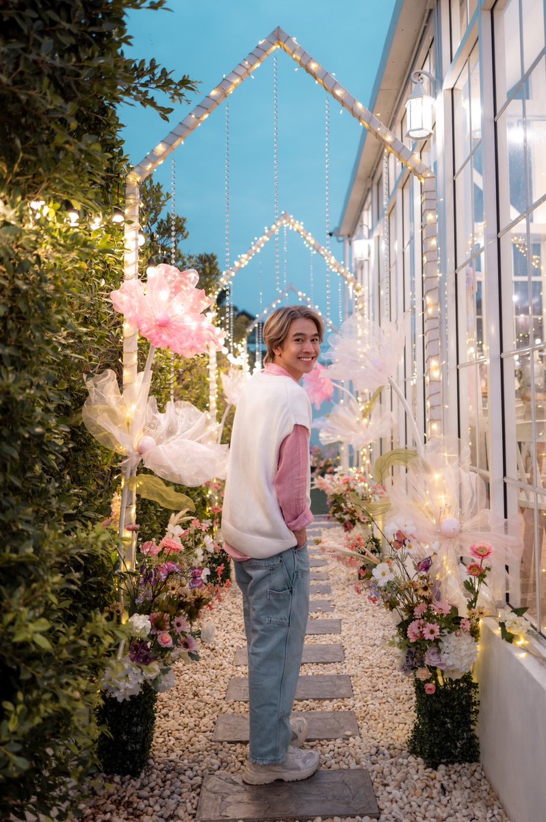 bunterngsociety's tweet photo. 📍 “ฟลุ้ค- ณธัช” หวานกรุบ!!! เนรมิตคาเฟ่ ธีม Garden of Love รับวาเลนไทน์ ด้วยดอกไม้จากแฟนคลับ 💓

อ่านต่อhttps://t.co/ZgGqSVepQH

#เจ้าแก้มก้อน #fluke_natouch https://t.co/aRP4qFdBAh