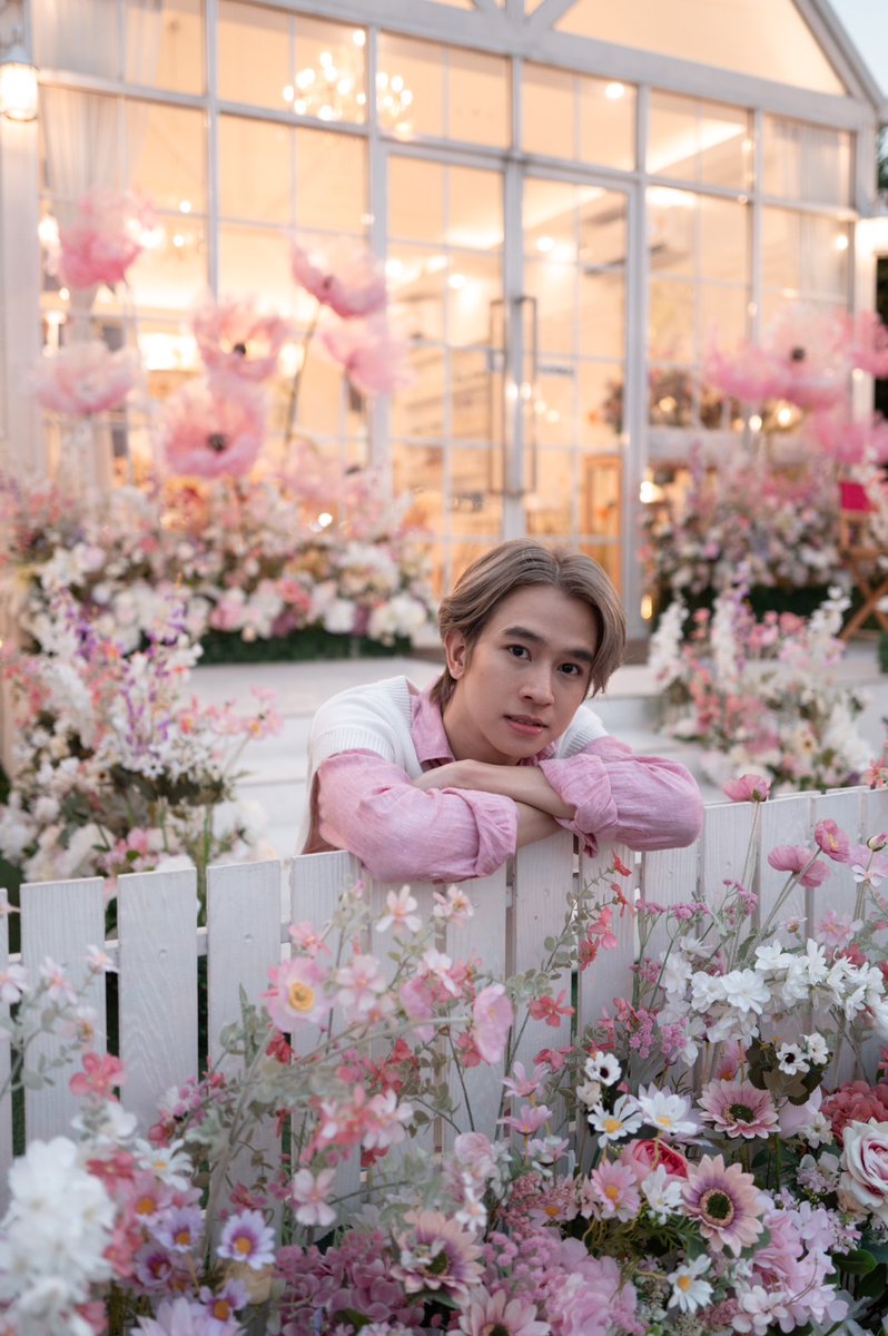 bunterngsociety's tweet photo. 📍 “ฟลุ้ค- ณธัช” หวานกรุบ!!! เนรมิตคาเฟ่ ธีม Garden of Love รับวาเลนไทน์ ด้วยดอกไม้จากแฟนคลับ 💓

อ่านต่อhttps://t.co/ZgGqSVepQH

#เจ้าแก้มก้อน #fluke_natouch https://t.co/aRP4qFdBAh