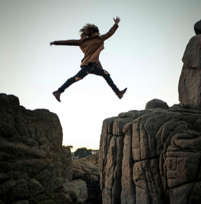재능이라는 건 타고난 게 아니라 지속적으로 하는 힘,
힘들어도 꾸준히 버텨내서 결국에는 잘하게 되는 능력, 
그런게 아닐까 싶어.

-송희구-