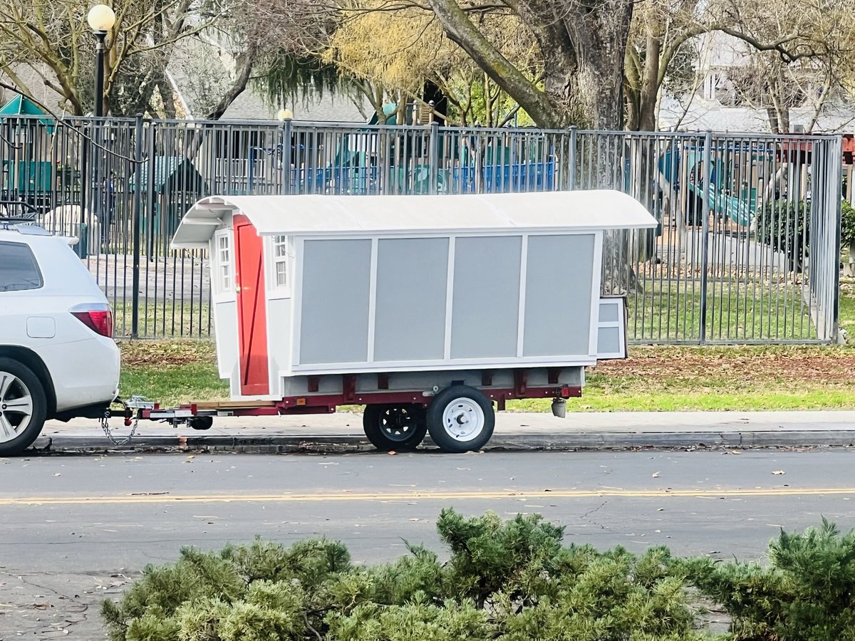 🧐 #shitinfrontofmyhouse #mobileroom #tinyhomeonwheels #WTFisthat