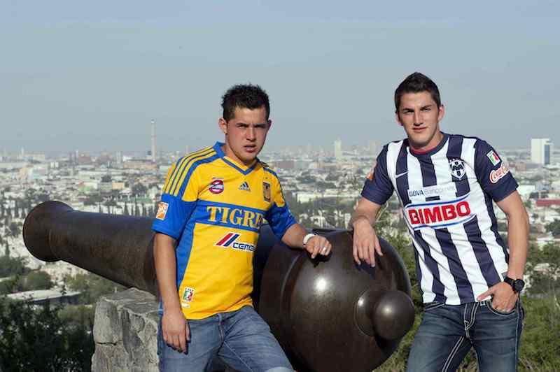 FelipeGalindot's tweet photo. *Dia de ropa libre en la escuela*
Yo y mi compañero a los 8 años: https://t.co/ICNDGc6BXW