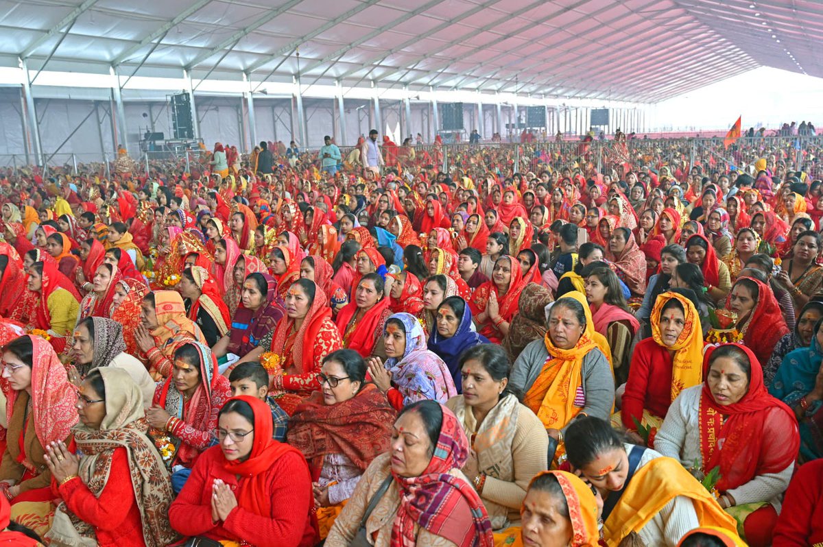 bageshwardham's tweet photo. दिल्ली की कपकपाती ठंड और बारिश भी किसी बहन का मनोबल नहीं तोड़ पाया…रामनाम की अलख और उद्घोष के साथ क़रीब पचास हज़ार बहन ने आज मंगल कलश यात्रा में भाग ली….अद्भुत दृश्य…
#bageshwardham
#bageshwardhamsarkar https://t.co/mPJp1nqD9M
