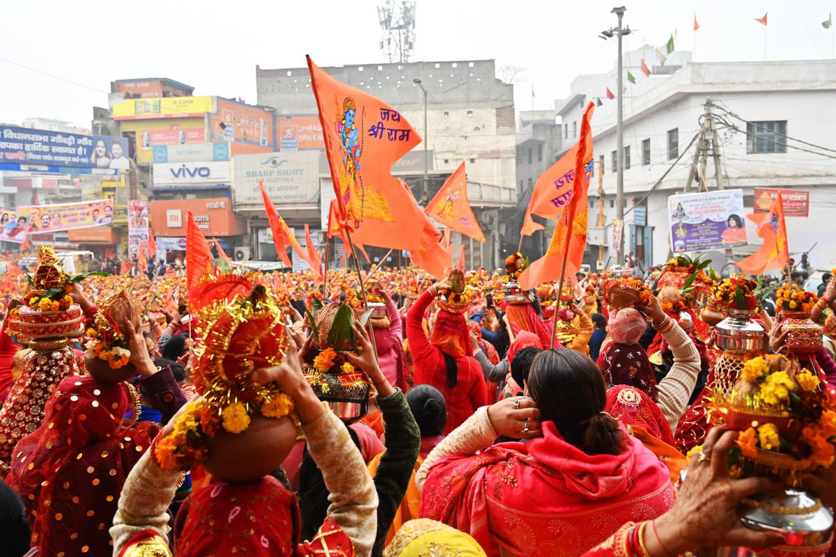 bageshwardham's tweet photo. दिल्ली की कपकपाती ठंड और बारिश भी किसी बहन का मनोबल नहीं तोड़ पाया…रामनाम की अलख और उद्घोष के साथ क़रीब पचास हज़ार बहन ने आज मंगल कलश यात्रा में भाग ली….अद्भुत दृश्य…
#bageshwardham
#bageshwardhamsarkar https://t.co/mPJp1nqD9M