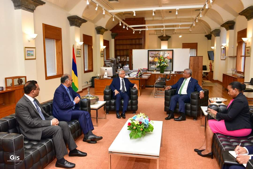 During his official visit in Mauritius, President Ramkalawan also held discussions with the Prime Minister of Mauritius, Hon. Pravind Kumar Jugnauth where both leaders took the opportunity to identify possible areas of shared interest and best practices