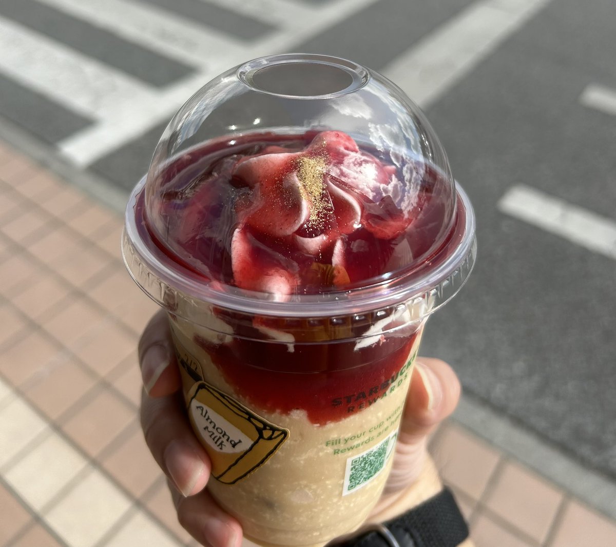 貝出汁沖縄そば食べた後😋に
スタバで
ルージュ ホワイト オペラ フラペチーノ！

沖縄は現在24℃☀️半袖にサンダル😆