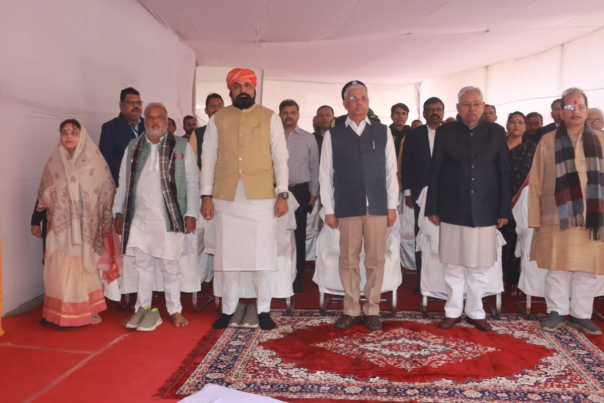 samrat4bjp's tweet photo. पूर्व राज्यसभा सांसद स्व० भूपेंद्र नारायण मंडल जी की जयंती पर आयोजित राजकीय श्रद्धांजलि सभा में महामहिम राज्यपाल श्री @rajendraarlekar जी, मुख्यमंत्री श्री @NitishKumar जी के साथ शामिल होकर उन्हें श्रद्धांजलि अर्पित की।

इस अवसर पर हमारे साथी व उपमुख्यमंत्री श्री विजय कुमार सिन्हा जी समेत अन्य वरिष्ठ नेतागण उपस्थित थे।