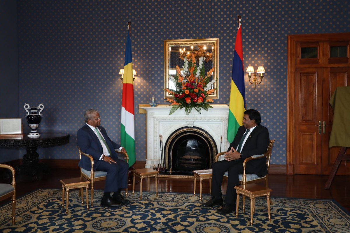 Following his arrival yesterday, President Ramkalawan paid a courtesy call on the President of the Republic of Mauritius, H.E Mr. Pritvirajsingh Roopun, GCSK, at State House, Le Réduit.