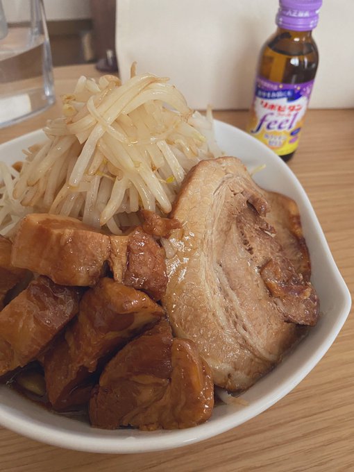 風邪引いたからセブンの二郎にもやしとか乗せて食べる🍜 昔、二郎は風邪に効くって記事を読んだことあるから、きっと良くなるよね。 https://t.co/hcEUOFK1Ky