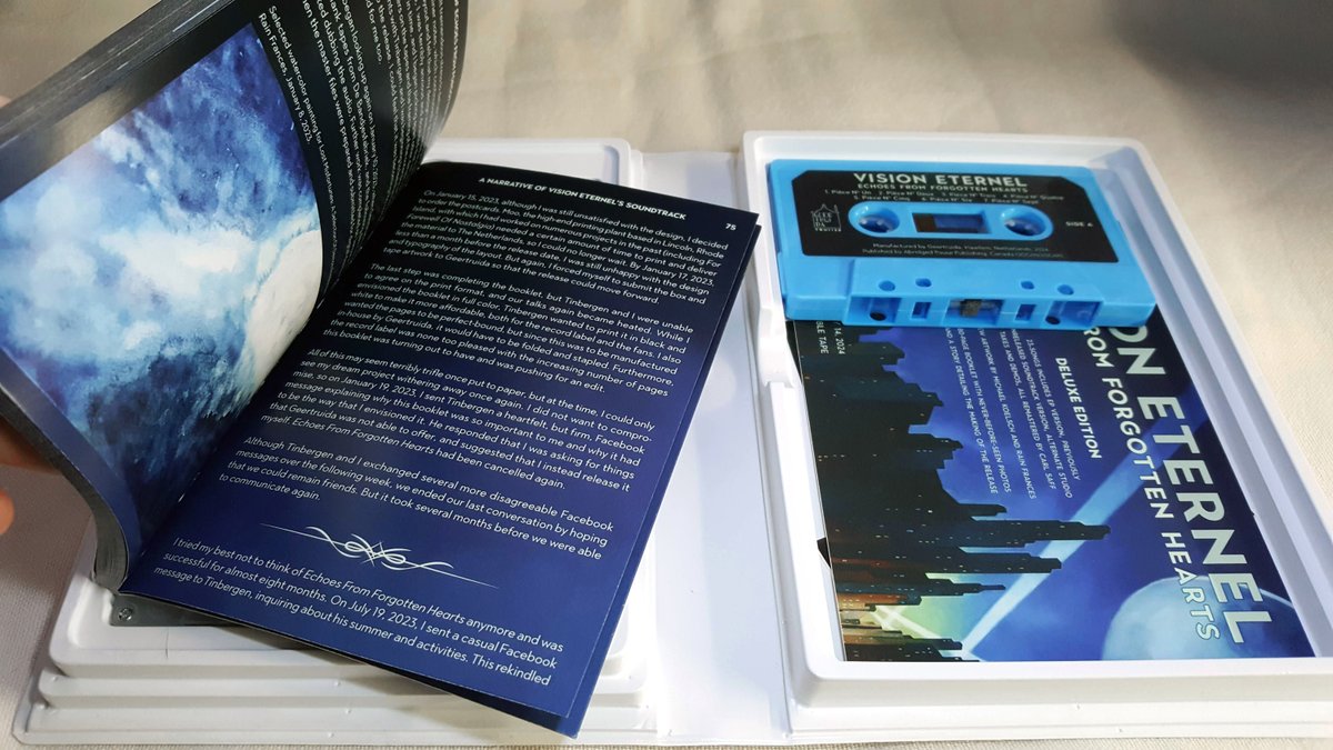 visioneternel's tweet photo. Here's a preview of the 80-page novella that comes with the Deluxe Edition boxed set of Echoes From Forgotten Hearts.

Pre-order it right here:
https://t.co/sH6BeqAoJT

#visioneternel #alexandrejulien #geertruiuda #rainfrancesart #michaelkoelsch #ambient #shoegaze #spacerock https://t.co/Qwsn1IOrfM