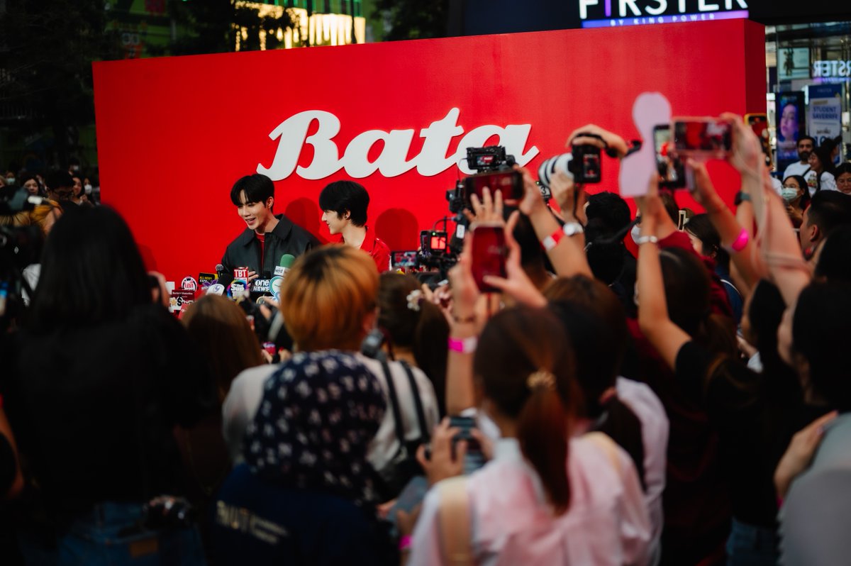 BataOfficialTH's tweet photo. ไม่ใช่เอ็มร้อยห้าสิบ แต่ #ซีนุนิว ใส่บาจาแล้วหล่อไม่มีลิมิต ชีวิตเกินร้อย 🫶🏻 รวมภาพสุดหล่อของสองหนุ่มในงาน #BataPaintTheTownRED เปิดตัว RED COLLECTION พร้อมกับใส่บาจาคู่ใหม่มาอวดโฉมจนทำให้แฟน ๆ ใจสั่นรัว 💙🧡

#Batathailand #SurprisinglyBata #BataREDxZeeNunew #ZeeNunew https://t.co/ePtiw2Pn40