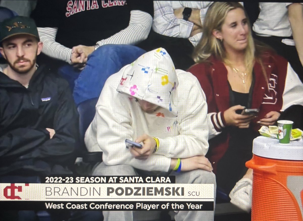 BreakpointBettt's tweet photo. Bro can’t even watch his team down 14 points lmao #santaclara #santmarys #warriors https://t.co/4Vfnjz7Ah1