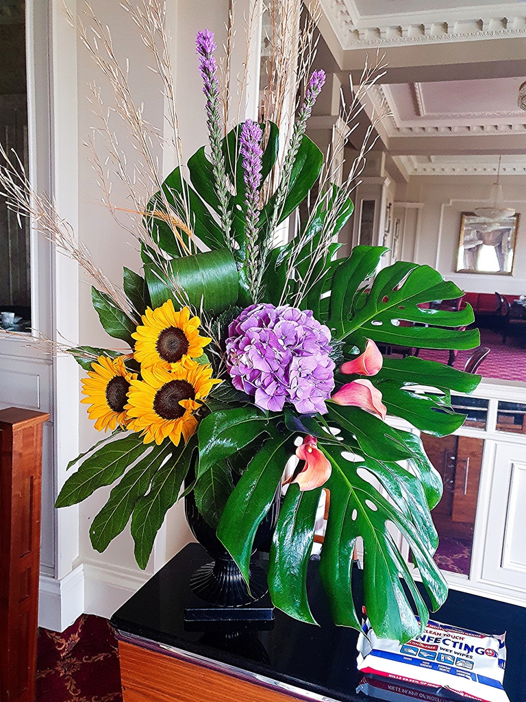 Beautiful Reception Flower for the Carlton Hotel Bournemouth 
created by poppies #receptionflowers #receptiondeskflowers #kinson #flowers  #familybusiness #smallbusinessuk #independentflorist 
l8r.it/swiJ