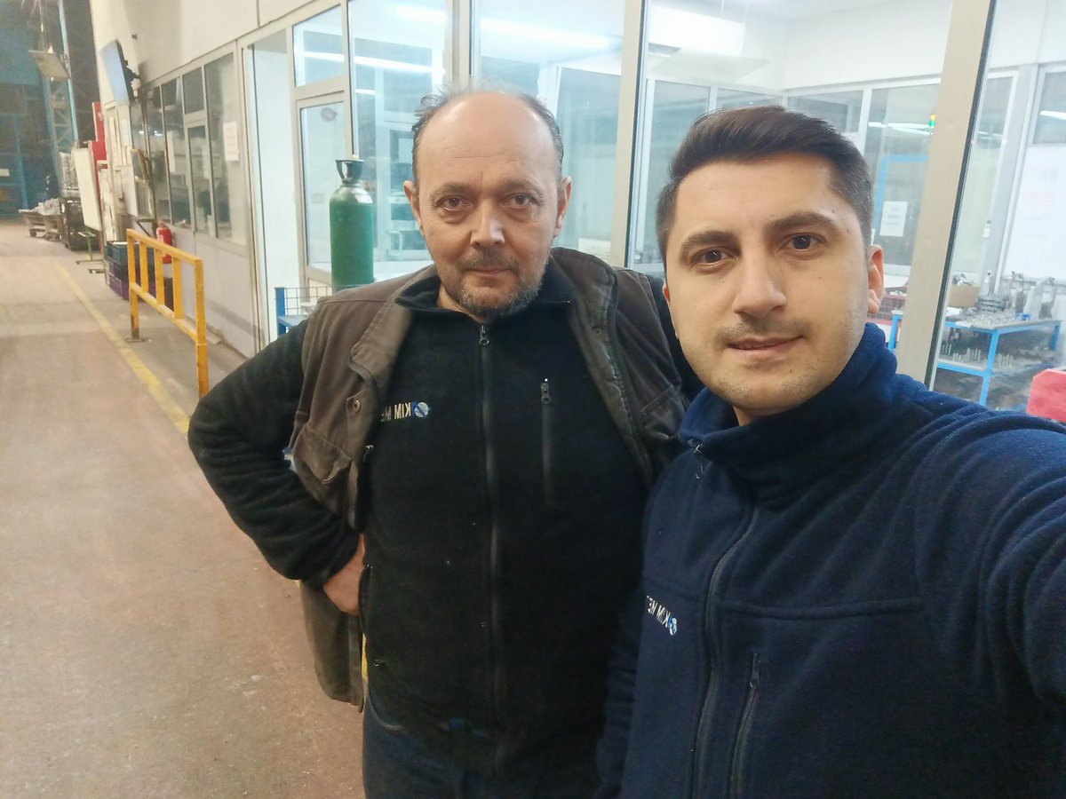 hsynyylc's tweet photo. Çeliği demiri oya gibi işleyenler,Kocaman elleriyle ateşi avuçlayanlar,Hayatı demirden yontanlar,
✊✊⚒️⚒️⚙️⚙️✊✊
Akım metal işletmemizde Dökümhane bölümünde çalışan arkadaşlarımızı 24 /08 Vardiyasında tezgahları başında ziyaret ederek güncel konular hakkında sohbet ettik
#TürkMetalSendikası #TuzlaŞubesi #YaşasınTürkMetalKardeşliği