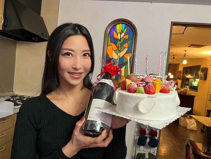 明後日29歳 マドンナさんからサプライズケーキとワインが😭😭❤️今年一番のりで祝っていただきました感謝😭今年もたくさん痴女っていい作品作ります😭❤️‼️ @Madonna_JUKUJO https://t<a href="/tag/%E4%BD%95%E3%81%A7%E3%82%82%E3%81%97%E3%82%83%E3%81%B6%E3%81%A3%E3%81%A6%E3%81%94%E3%82%81%E3%82%93%E3%81%AD"class="tags"><span>#何でもしゃぶってごめんね</span></a>