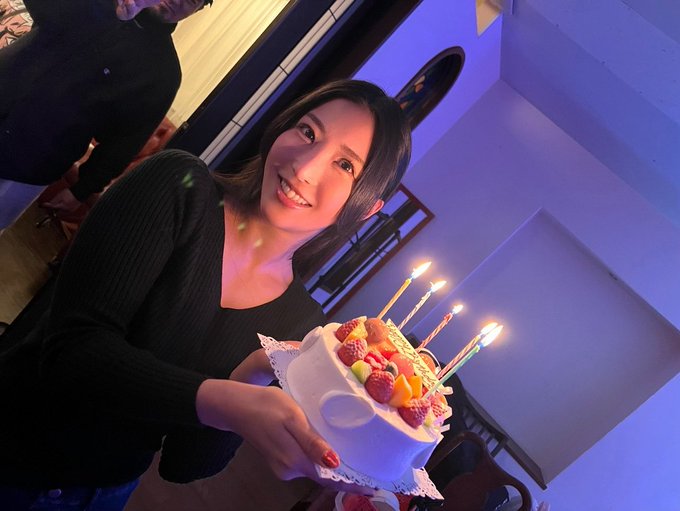 明後日29歳 マドンナさんからサプライズケーキとワインが😭😭❤️今年一番のりで祝っていただきました感謝😭今年もたくさん痴女っていい作品作ります😭❤️‼️ @Madonna_JUKUJO https://t<a href="/tag/%E4%BD%95%E3%81%A7%E3%82%82%E3%81%97%E3%82%83%E3%81%B6%E3%81%A3%E3%81%A6%E3%81%94%E3%82%81%E3%82%93%E3%81%AD"class="tags"><span>#何でもしゃぶってごめんね</span></a>