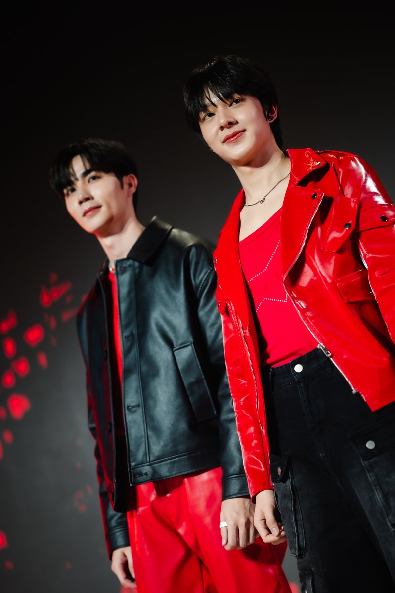 BataOfficialTH's tweet photo. ไม่ใช่เอ็มร้อยห้าสิบ แต่ #ซีนุนิว ใส่บาจาแล้วหล่อไม่มีลิมิต ชีวิตเกินร้อย 🫶🏻 รวมภาพสุดหล่อของสองหนุ่มในงาน #BataPaintTheTownRED เปิดตัว RED COLLECTION พร้อมกับใส่บาจาคู่ใหม่มาอวดโฉมจนทำให้แฟน ๆ ใจสั่นรัว 💙🧡

#Batathailand #SurprisinglyBata #BataREDxZeeNunew #ZeeNunew https://t.co/ePtiw2Pn40
