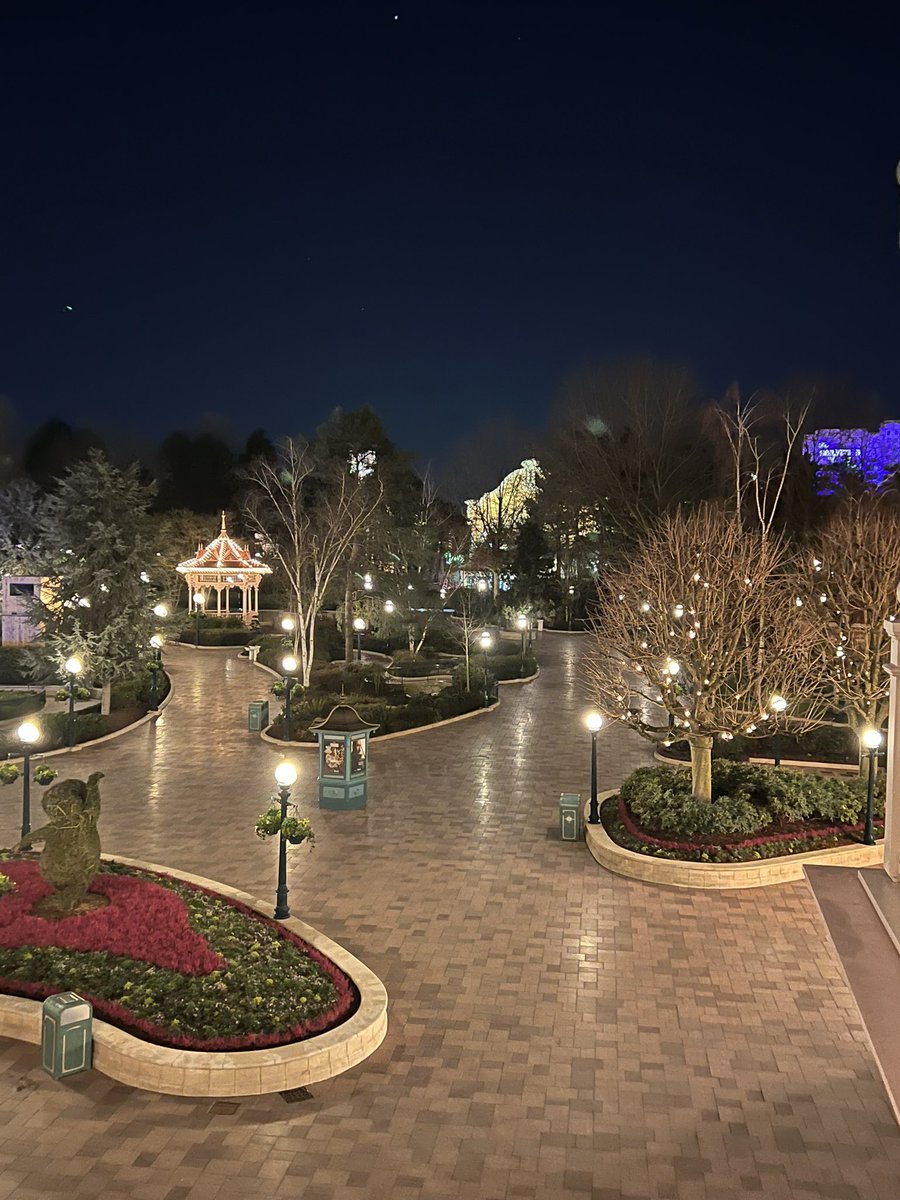 Fleur de Lys - Die gemütliche Bar im wiedereröffneten Disneyland Hotel. Für einen Cocktail, nicht nur als Absacker. Mit tollem Blick auf Fantasia Gardens vom Balkon.

#disneylandparis