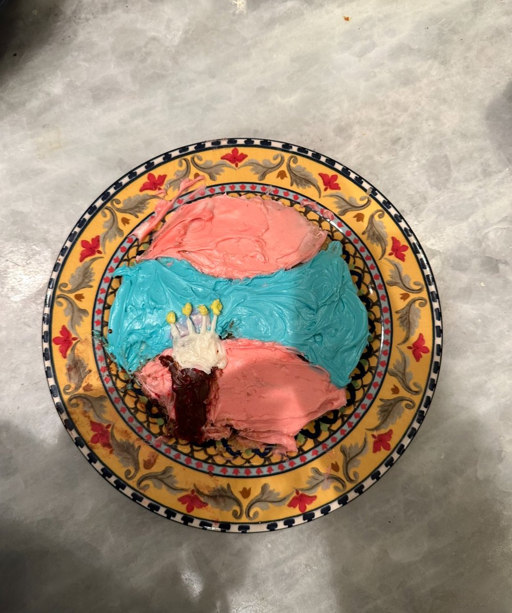 lNTHISWORLD's tweet photo. WHO SAID HARRIES CAN'T BAKE!!! https://t.co/RNBeLLZWRX