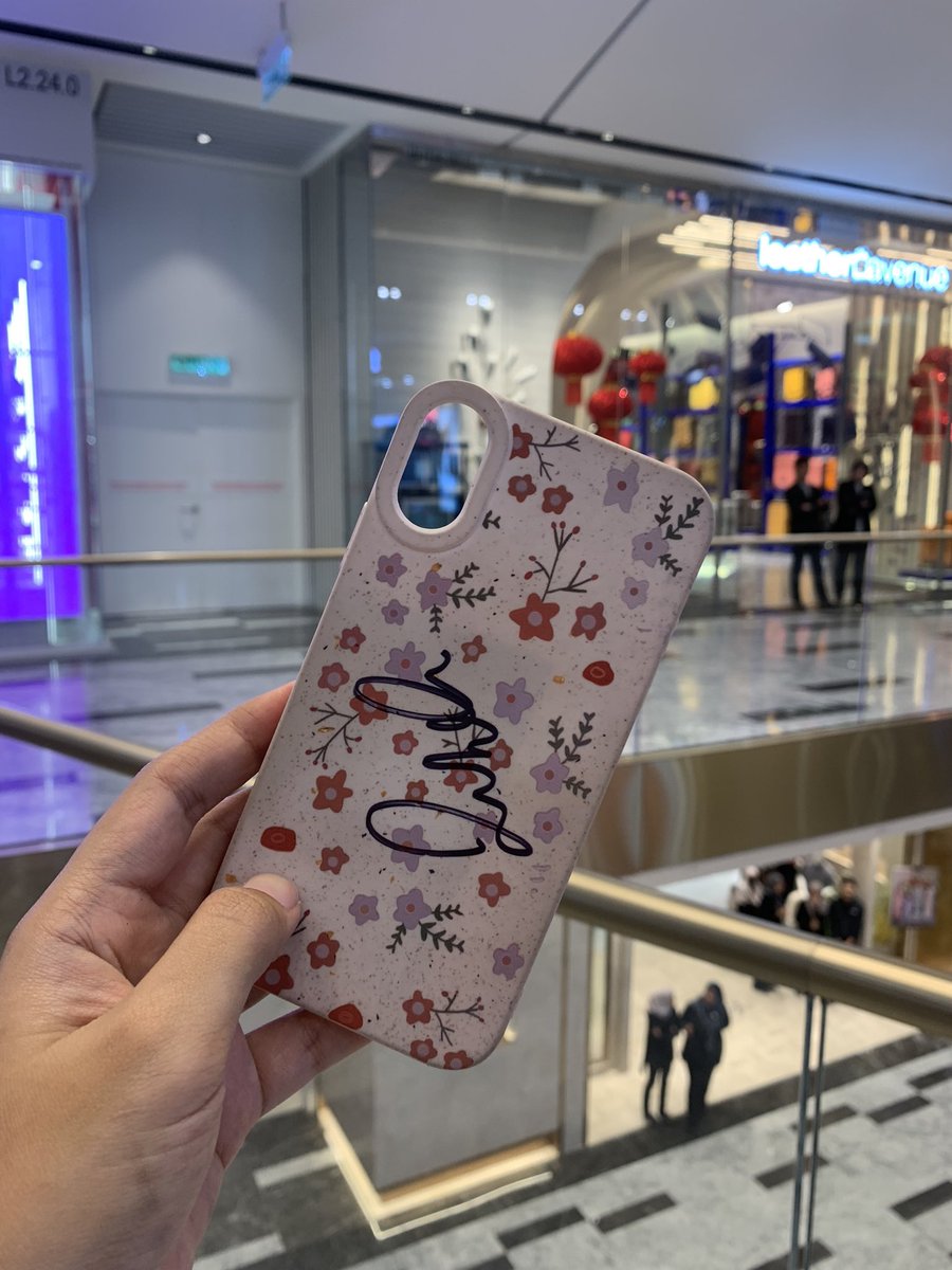 nydaNA12's tweet photo. Dreams come trueeee! 🫠😭 saya dapat sign David Beckham 😭

#DavidBeckham #DavidBeckhaminKL https://t.co/qIZlfjO1oH