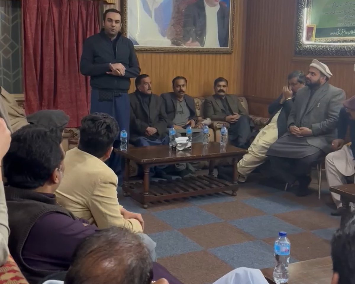 RajaBasharatLAW's tweet photo. رینج روڈ بخت افسر صاحب اور ٹھیکدار مرحوم کے ڈیرے پر فرزندِ راجہ بشارت @BehrozeKR کی جانب سے امیدوار حلقہ #PP14 سردار ناصر کے ہمراہ کارنر میٹنگ اور ُداعائے خیر۔ اہل علاقہ کا تحریکِ انصاف کی بھرپور حمایت کا اعلان۔
#NA55 #RajaBasharat #ناانصافی_کا_بدلہ_ووٹ_سے https://t.co/tcwLw2nBZe