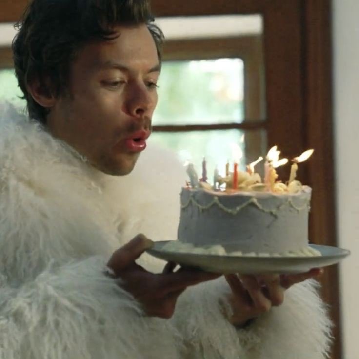 sequinstyless's tweet image. You’ve taught us love and kindness ever since you stepped into the limelight at 16. Thank you for being our talented ray of sunshine every day, but especially today. We love you endlessly💖 Happy 30th birthday H🎂