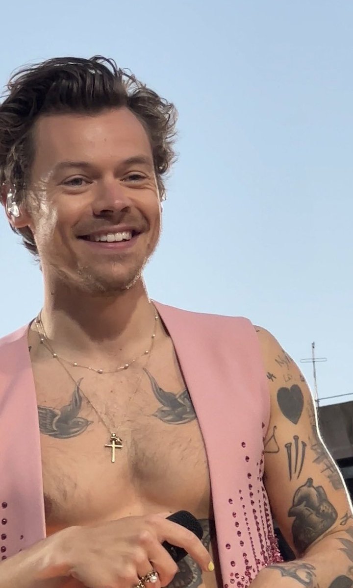 alvshl's tweet photo. y si algún día me preguntas, ¿quién es Harry Styles para mí? probablemente te diga que es el amor de mi vida, pero si me agarras sensible te diré que es ese alguien a quien podría admirar por horas sin cansarme, quien con una sonrisa es capaz de iluminar mi mundo entero https://t.co/hbl5i7nPiB