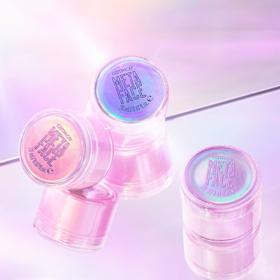 CatriceSA's tweet image. Our brand new #METAFACE Highlighter Face Glaze Pot gives your look a light-reflecting glitter pigments add a dazzling finish with a  digital touch. 💗The feather-light jelly texture blends with any skin tone

Exclusively in-store @Clicks_SA  and online houseofcosmetics.co.za 🛒