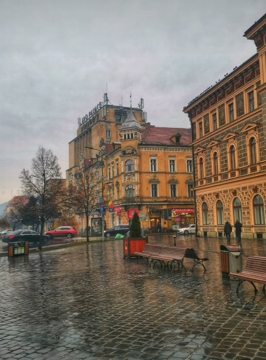 Travel_2Romania's tweet photo. Brașov, Bulevardul Eroilor
Printre atracțiile locului amintim: Facultatea Transilvania, Palatul Soarelui și Hotel Aro
#România #Braşov  #RainyDays #beautifulstreets
#cityvibe #travel #brașovcity
©️traveling_romania
#TraveltoRomânia https://t.co/UtEZKWJ7xG