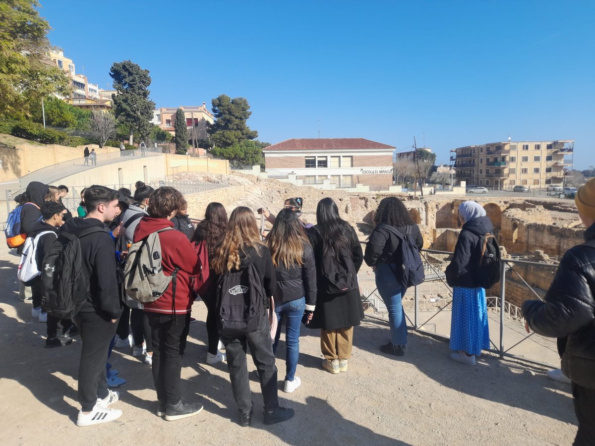 L'alumnat de 4t d'ESO i Batxillerat que cursen Llatí han realitzat una sortida a Tarragona per descobrir com era l'antiga ciutat de Tarraco sota l'Imperi Romà