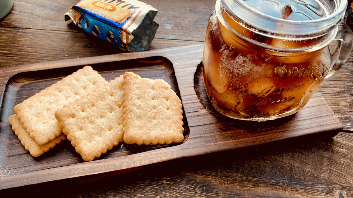 コーラ飲みながらココナッツサブレを食べると口の中がカクテルぽくなって楽しい。