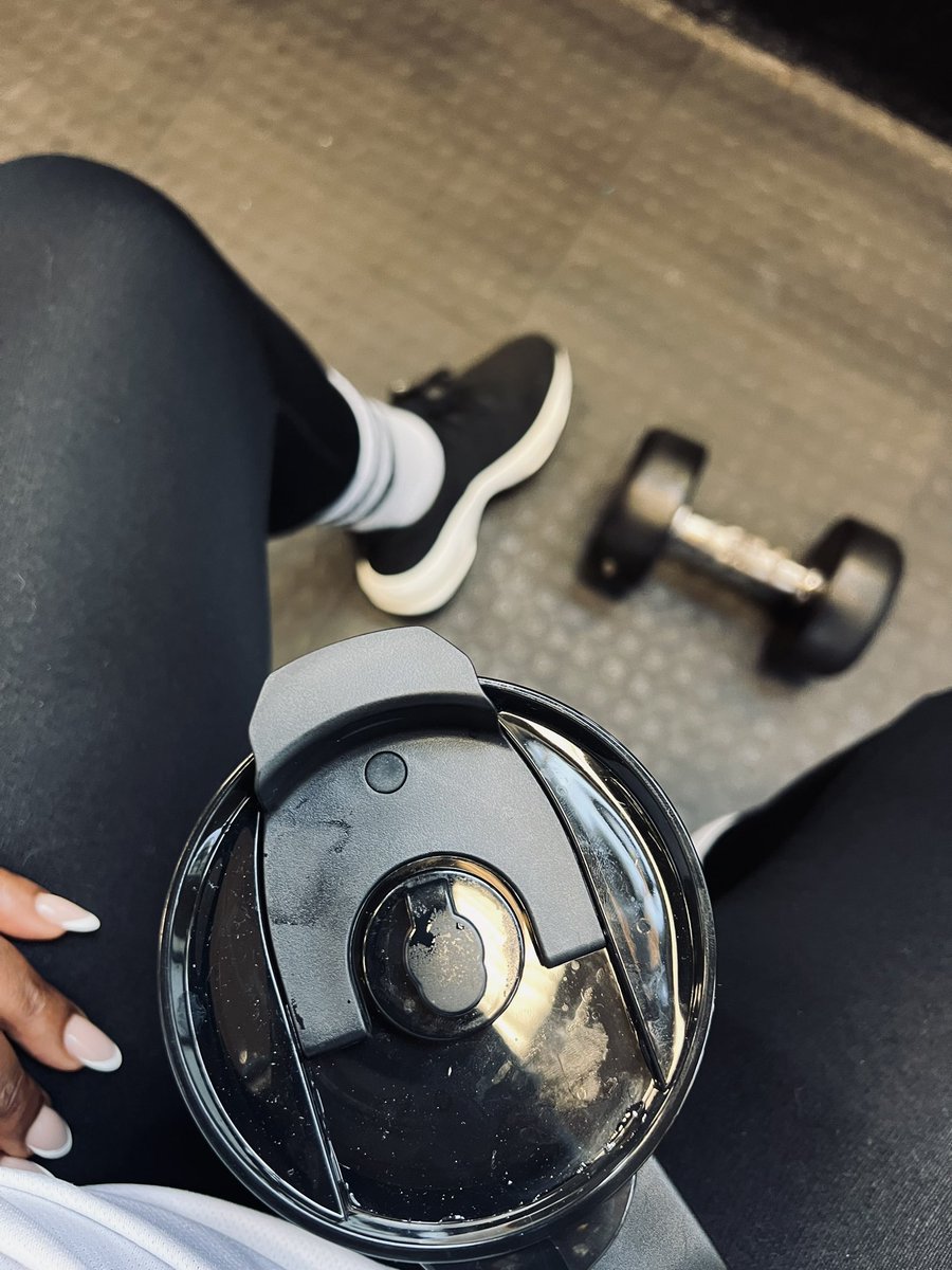 annatangb's tweet photo. If u love your gym outfitn feel comfy in it? 😊 You'll be more motivated to hit the gym🏋️‍♀️.
If u love your water bottle you'll drink more water! 💧 
Love those gym pics? You'll show up more – find that perfect spot🙈.
 In all, stay motivated by doing what you love🥰🙏. https://t.co/Or9KW74aWy