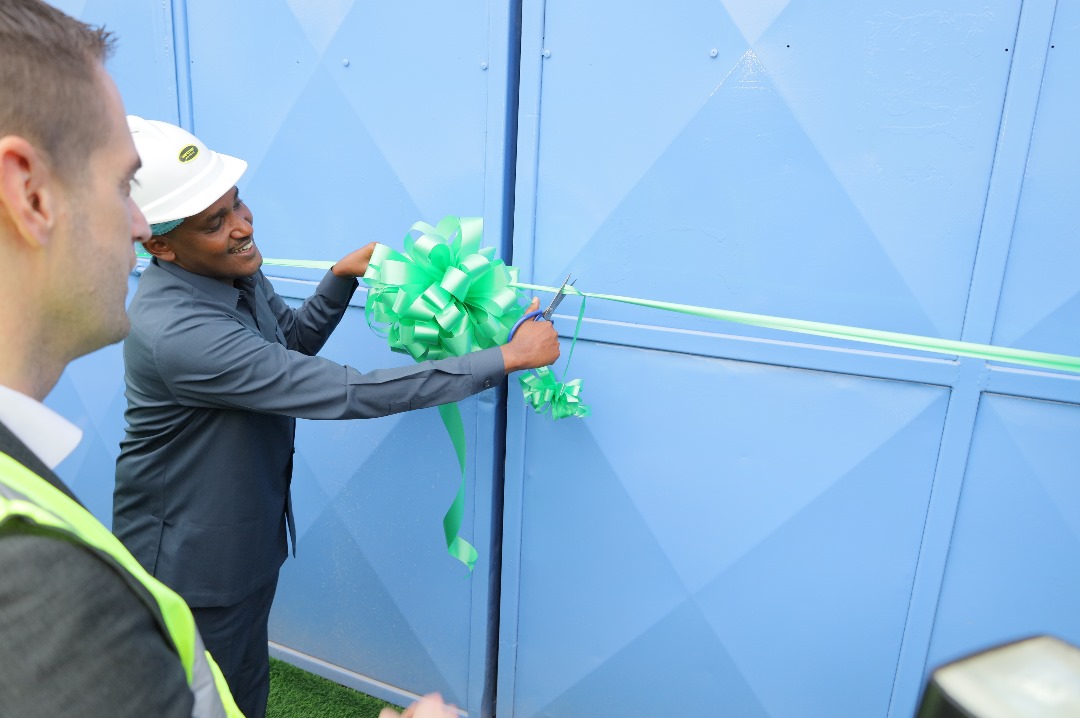 tunganuganda's tweet photo. Minister of Agriculture, animal industry & fisheries @FrankTumwebazek that was also our guest of honor, officially opened the doors to our feed mill with a ribbon cutting moment. @MAAIF_Uganda
#tunganutrition #feedmill #hendrix #factorylaunch https://t.co/kq0v2ZdW7H