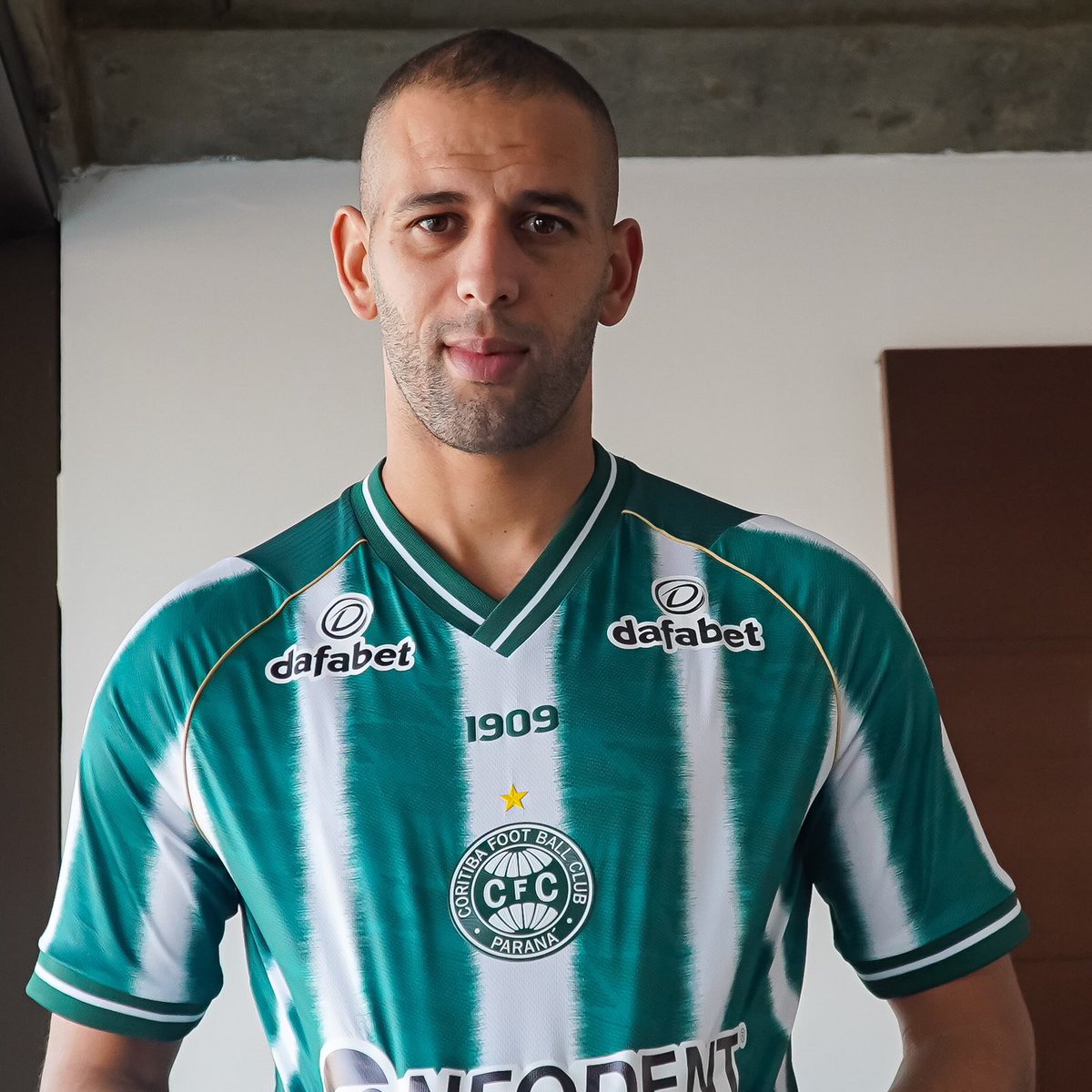 Slimani pode ter rendido algum dinheiro para o Coritiba! 💰 Segundo o jornalista @Santi_J_FM o clube belga, KV Mechelen, pagou € 500 mil euros (R$ 2.6 milhões) para contratar o atacante.