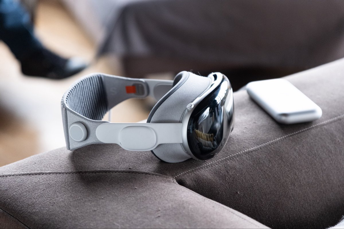 Ultimately, @apple will use the tap and pinch feedback from the #AppleWatch to control #VisionPro relieving it from solely relying on the cameras for hand tracking. That should reduce the load on the R1.