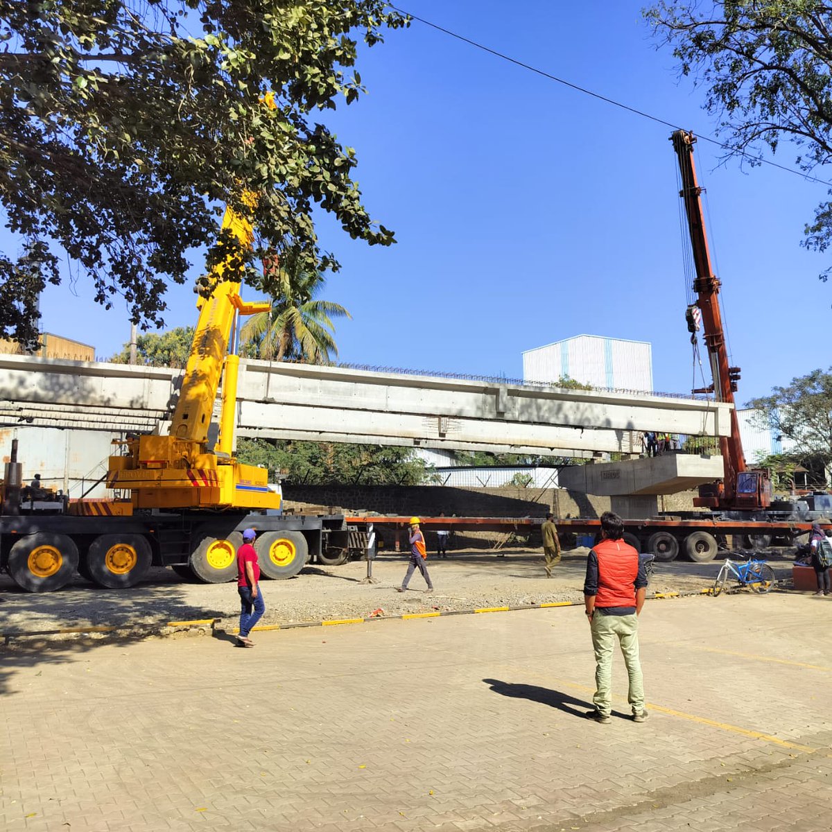 Maharail_Corp's tweet photo. #MRIDC completed launching of 24 RCC girders at LC 112 on Pune - Miraj sec. of @Central_Railway. MRIDC completed and commissioned 24 ROBs last year. It is committed to complete more ROBs in this year with an aim to make the state "Railway Fatak Free". #Infrastructure https://t.co/JVGNXEQ4Pf